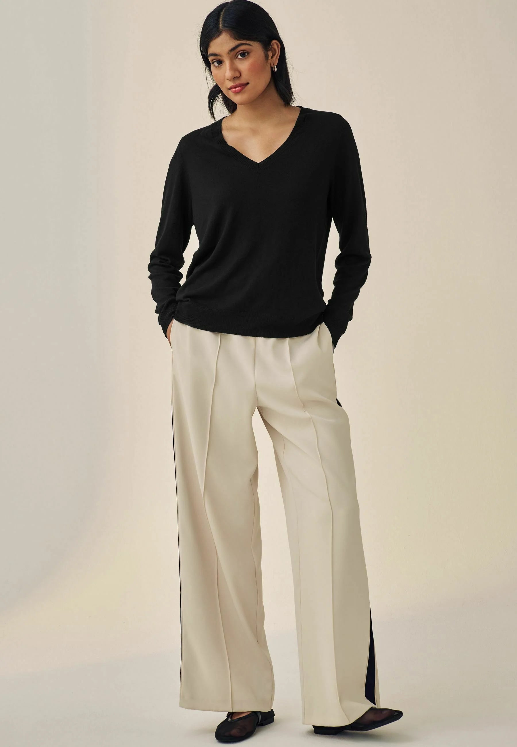 CALVIN KLEIN extra fine merino blend v-neck sweater - antique white&blck