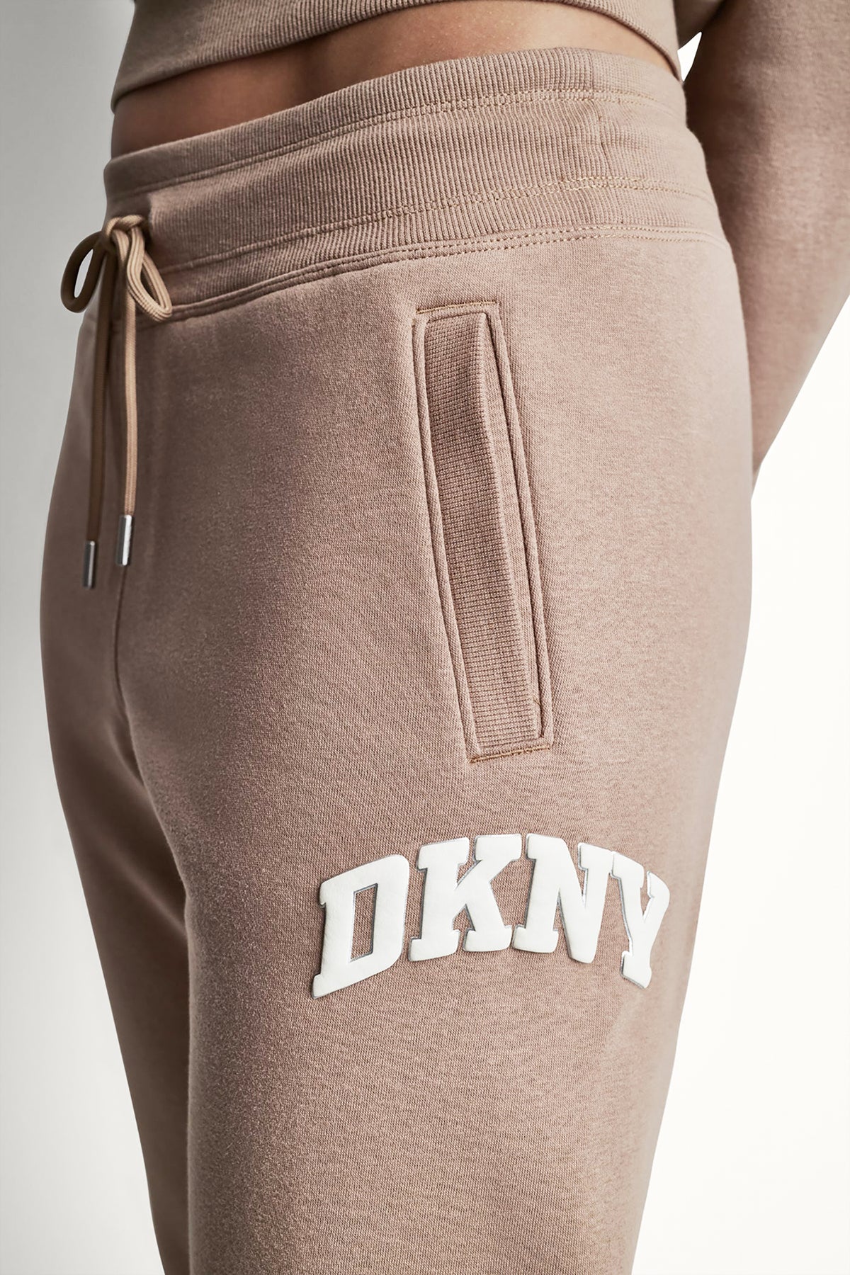 DKNY MID-RISE VARSITY LOGO JOGGER
