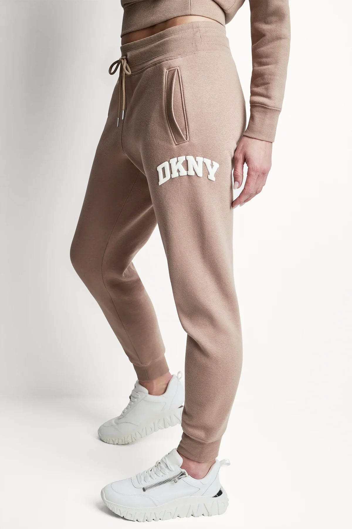 DKNY MID-RISE VARSITY LOGO JOGGER