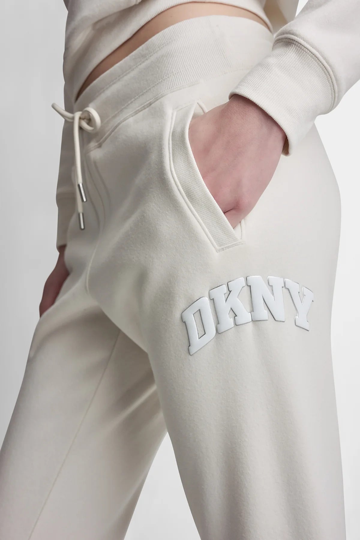 DKNY MID-RISE VARSITY LOGO JOGGER