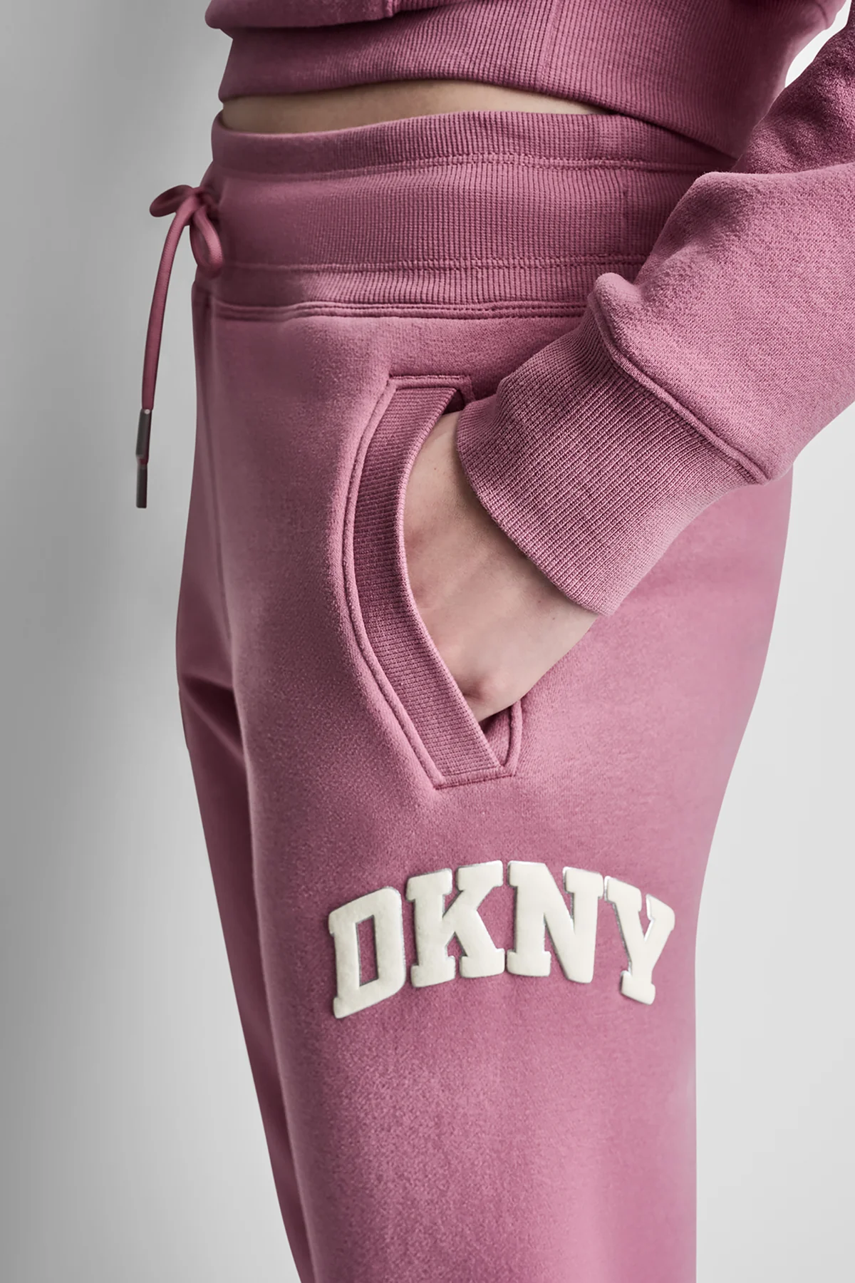 DKNY MID-RISE VARSITY LOGO JOGGER