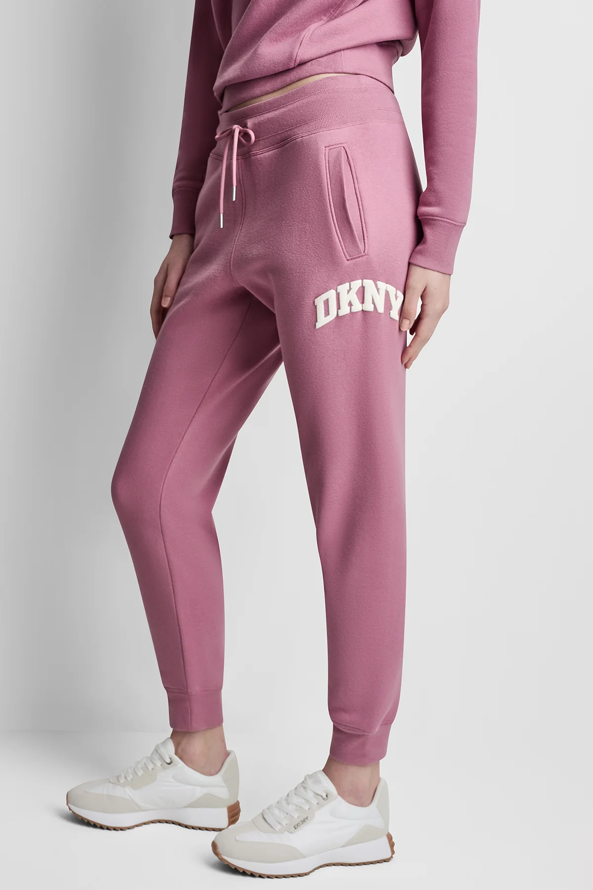 DKNY MID-RISE VARSITY LOGO JOGGER
